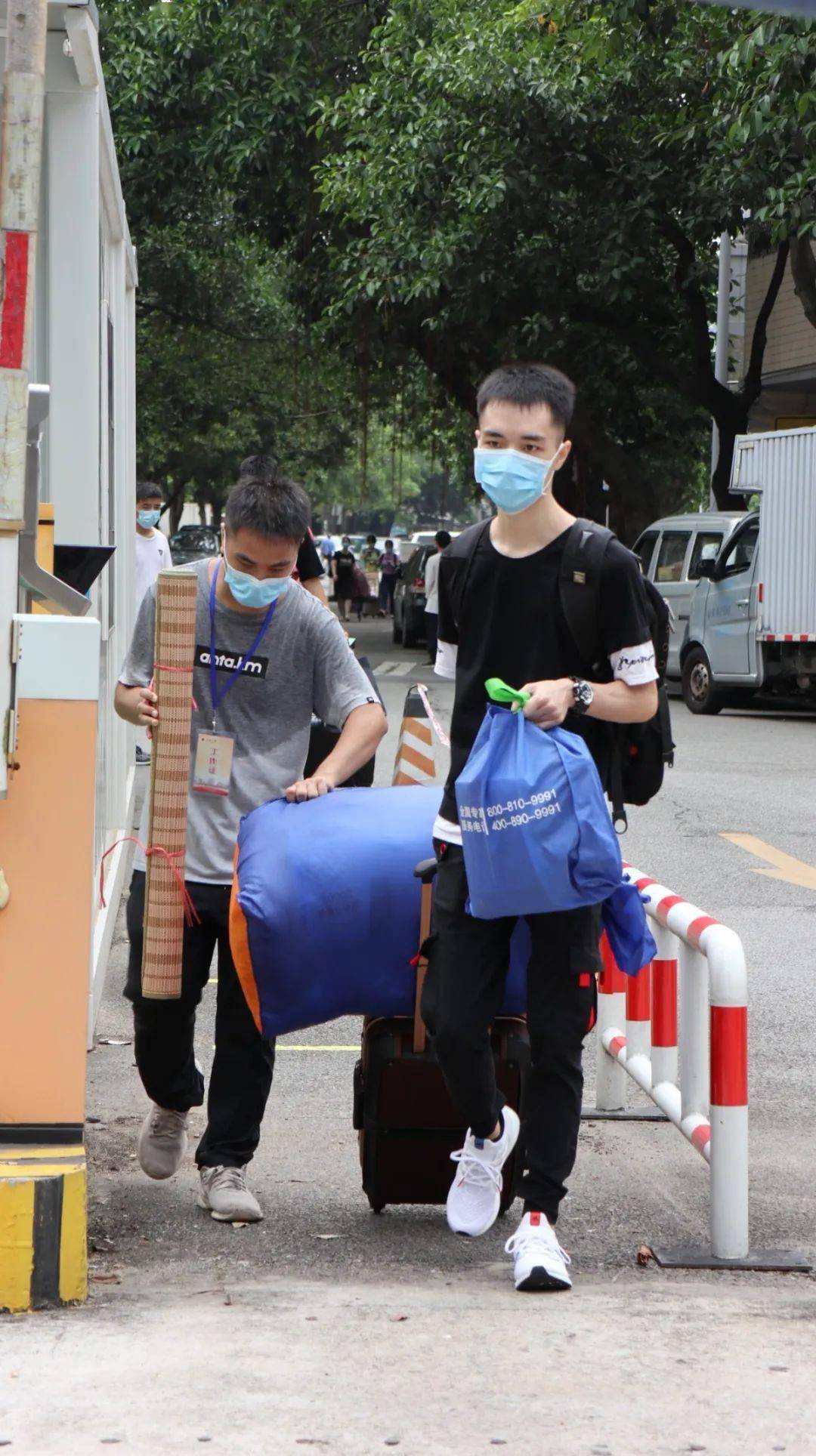 高校迎新学长开叉车搬行李高校迎新学长开叉车搬行李，展现独特迎新风采，展现校园新面貌